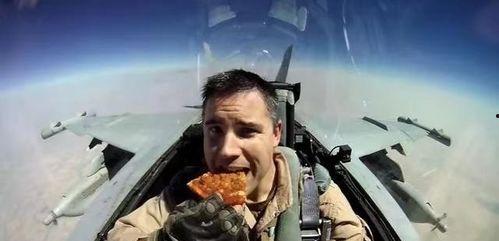 飞行员吃瓜的视频,空中美食新风尚