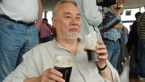 99岁大爷吃瓜视频,笑料百出展现夕阳风采