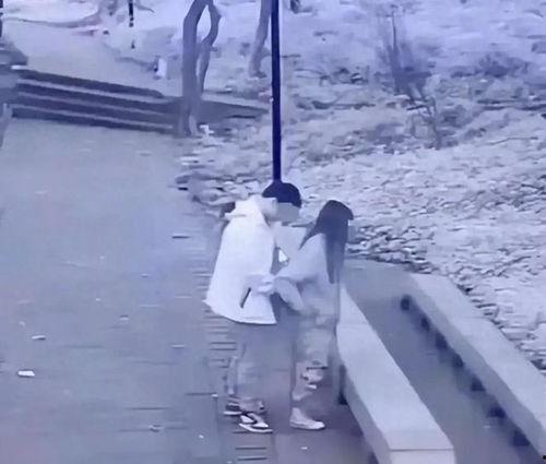 校园情侣炸裂吃瓜视频,吃瓜群众围观校园风云