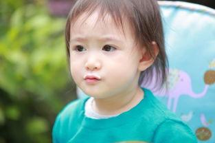 萌娃摔倒原视频哈密瓜给爸爸吃,哈密瓜成安慰神器，温馨瞬间感动网友