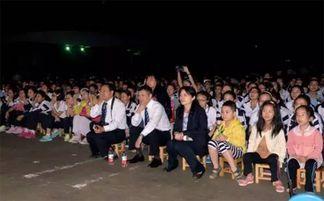 舞动青春群众吃瓜视频,群众围观吃瓜，揭秘校园舞蹈大赛幕后风云